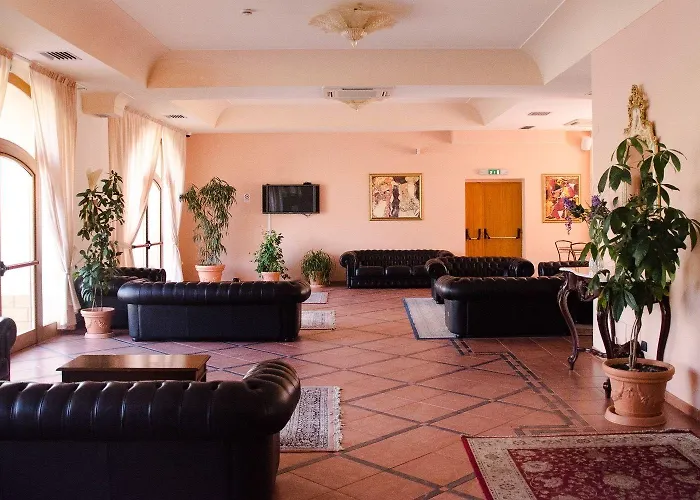 فندق Giatra 4*